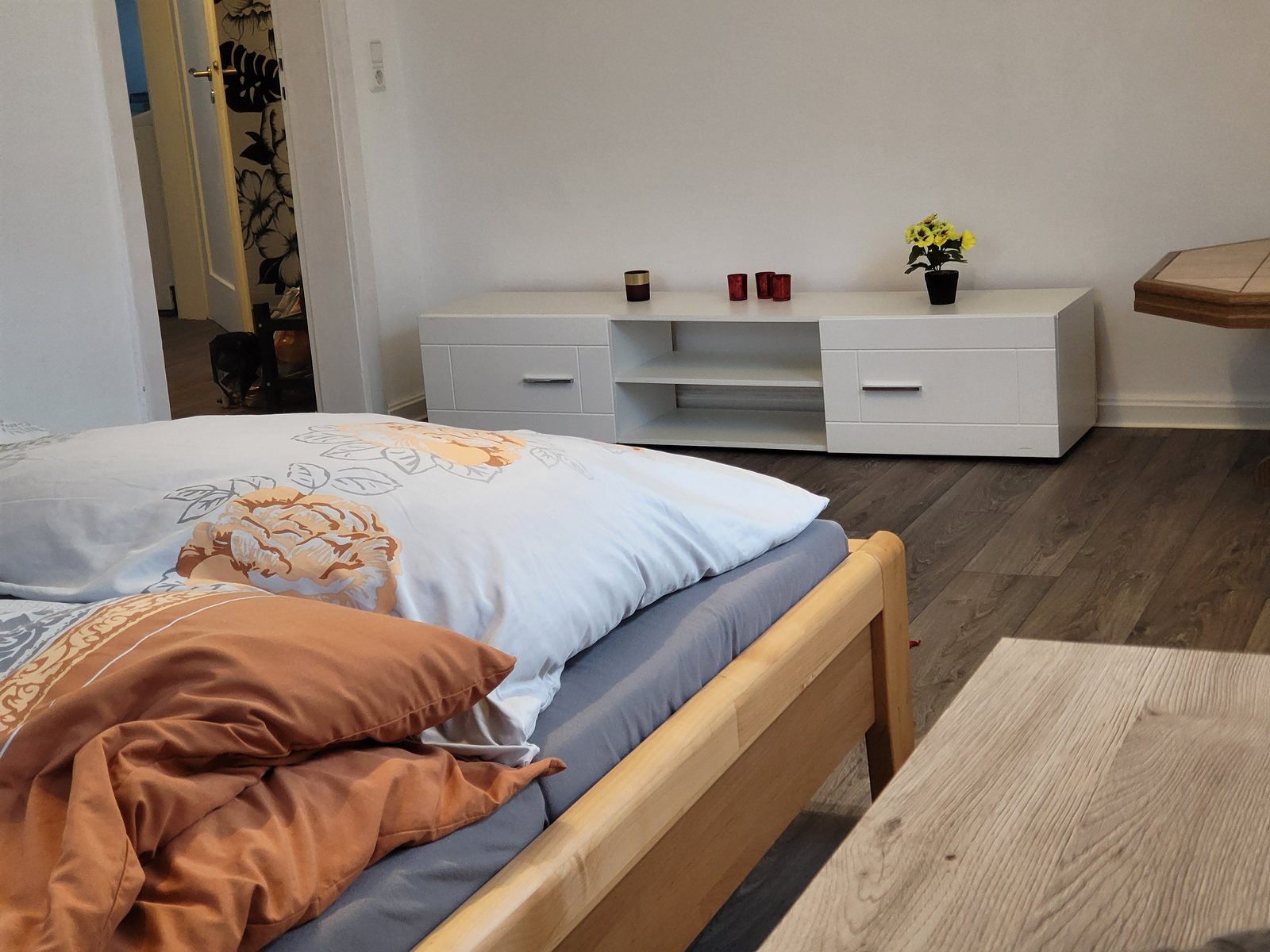Grosses Schlafzimmer mit Sideboard der Ferienwohnung im 1. Obergeschoss in Nordhausen