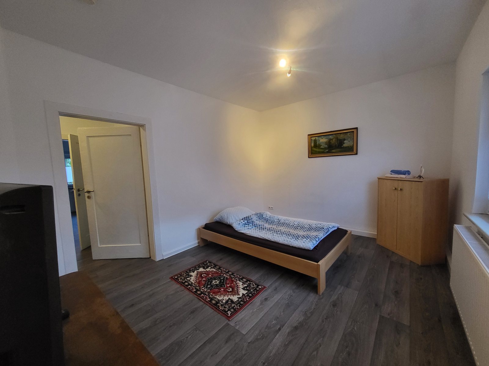 Kleines Schlafzimmer mit Schrank und Fernseher der Ferienwohnung im 1. Obergeschoss in Nordhausen