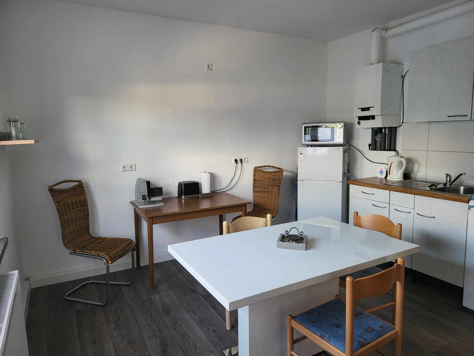 Kleine Kueche mit Kuehlschrank und Herd der Ferienwohnung im 1. Obergeschoss in Nordhausen