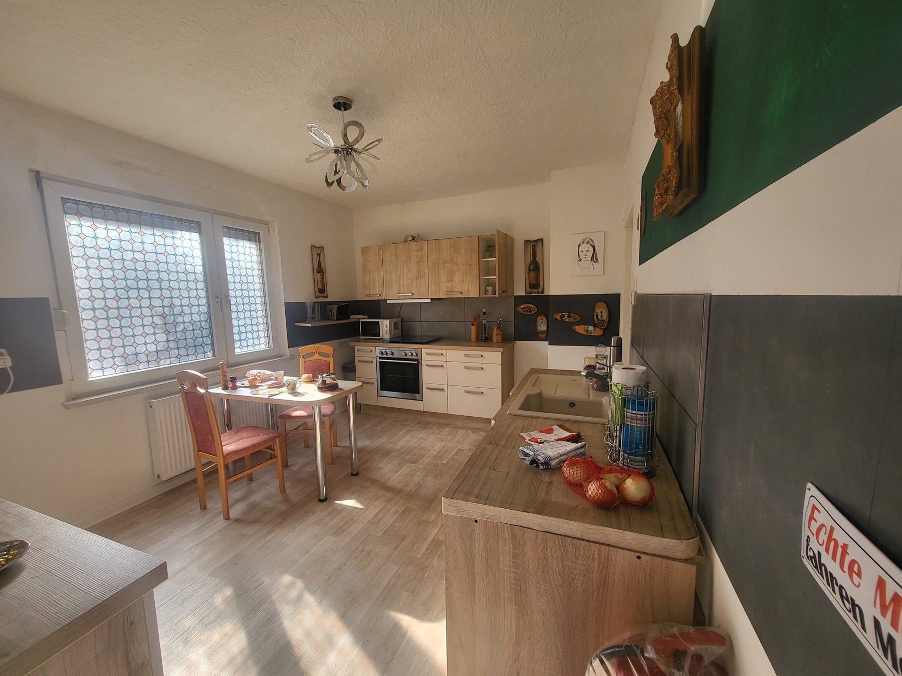 Weiterer Blick in die Küche der EG-Wohnung